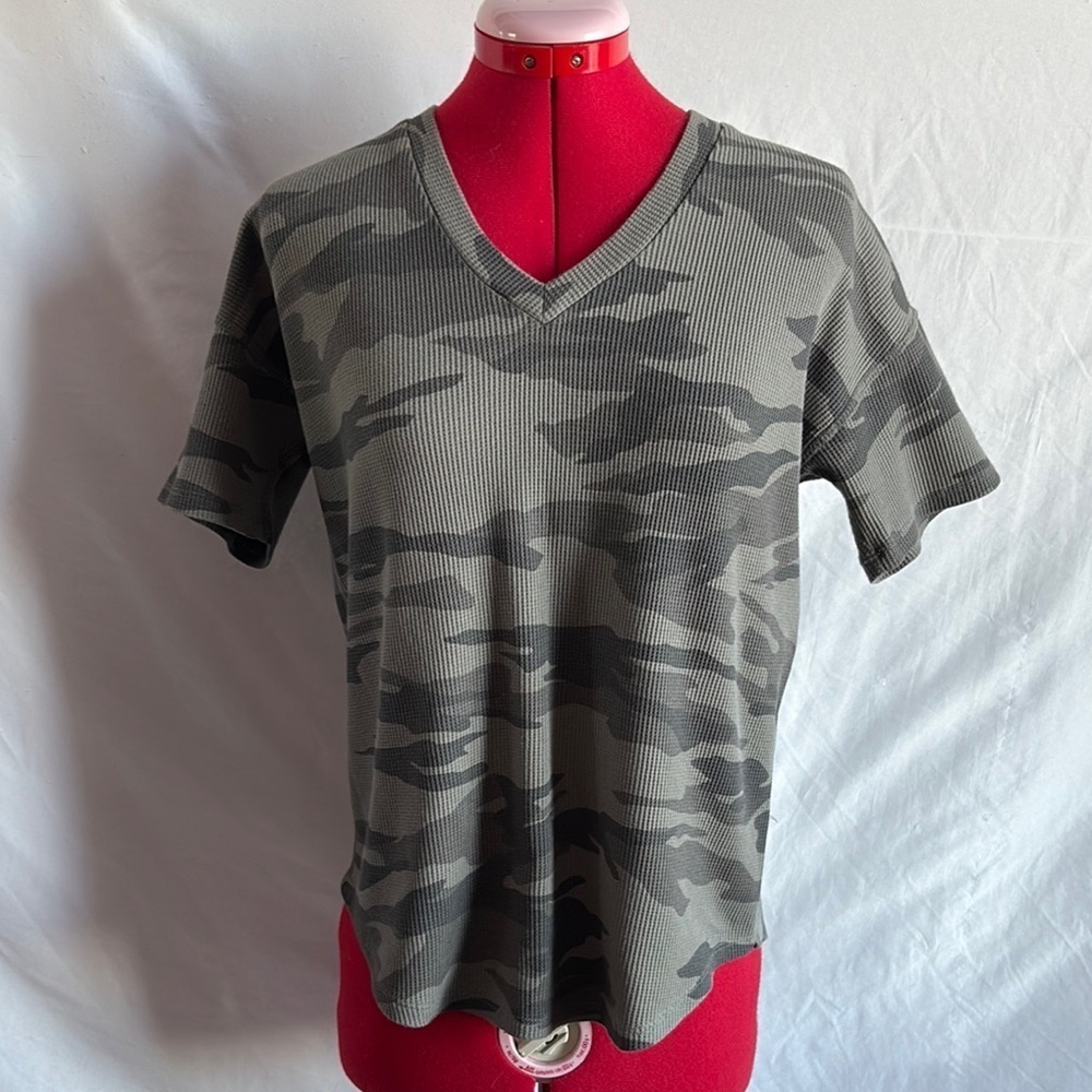 Gray and Green Camouflage Short Sleeve Tee with V-Neck SM309
